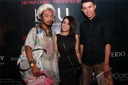 Nhiều khán giả lạ lẫm với sự xuất hiện của Johnny, nhưng trong giới nghệ sĩ và những người làm lĩnh vực thời trang tại TP.HCM, cái tên Johnny rất thân quen.