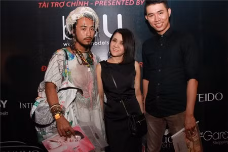 Nhiều khán giả lạ lẫm với sự xuất hiện của Johnny, nhưng trong giới nghệ sĩ và những người làm lĩnh vực thời trang tại TP.HCM, cái tên Johnny rất thân quen.