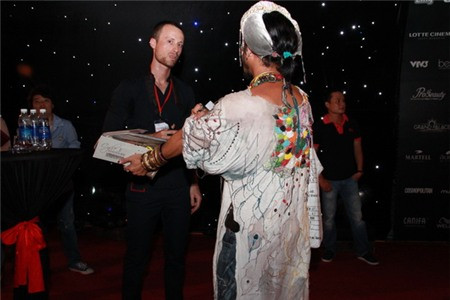 Nhiều người tò mò liếc nhìn, nhưng cũng không ít người lắc đầu ngao ngán trước "thảm họa áo dài".