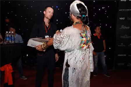 Nhiều người tò mò liếc nhìn, nhưng cũng không ít người lắc đầu ngao ngán trước "thảm họa áo dài".