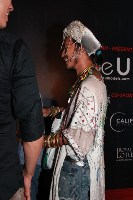 Ăn mặc quái, lạ, độc, Johnny trở thành tâm điểm thu hút mọi ánh nhìn chẳng kém cạnh các nghệ sĩ nổi tiếng.