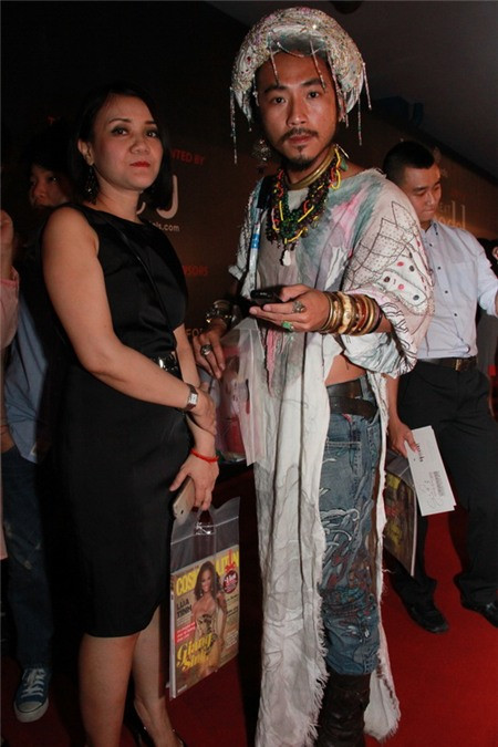 Nói về phong cách thời trang không "đụng hàng", Johnny cho biết, tất cả quần áo anh mặc đều do anh tự thiết kế. Johnny khẳng định mốt áo dài kết hợp quần jeans là sự sáng tạo của riêng bản thân anh chứ không "bắt chước" hay học hỏi bất kỳ phong cách của ai. Johnny phủ nhận ý kiến cho rằng anh đang kết hợp thời trang áo dài Việt với thời trang Ả Rập, mặc cho chúng có nhiều nét giống nhau.