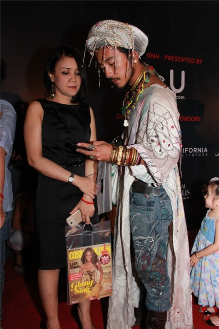 Johnny xưa nay vốn nổi tiếng có phong cách ăn mặc "chẳng giống ai" nổi tiếng giới thời trang. Có mặt tại thảm đỏ đêm chung kết Vietnam's Next Top 2012, Johnny diện áo dài cách điệu với họa tiết in màu sặc sỡ và rườm rà, mix cùng quần jeans in họa tiết nổi bật. Đặc biệt, trên người Johnny phủ ngập phụ kiện do chính tay anh thiết kế, và không quên quấn thêm một chiếc khăn "độc" lên đầu.