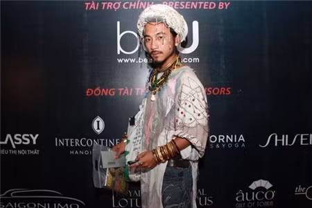 Tuy nhiên mới đây, Đoan Trang và rất nhiều người đẹp dũng cảm cách tân áo dài đã phải nhường lại vị trí số 1 cho gương mặt tưởng lạ nhưng lại hóa quen trong showbiz Việt.