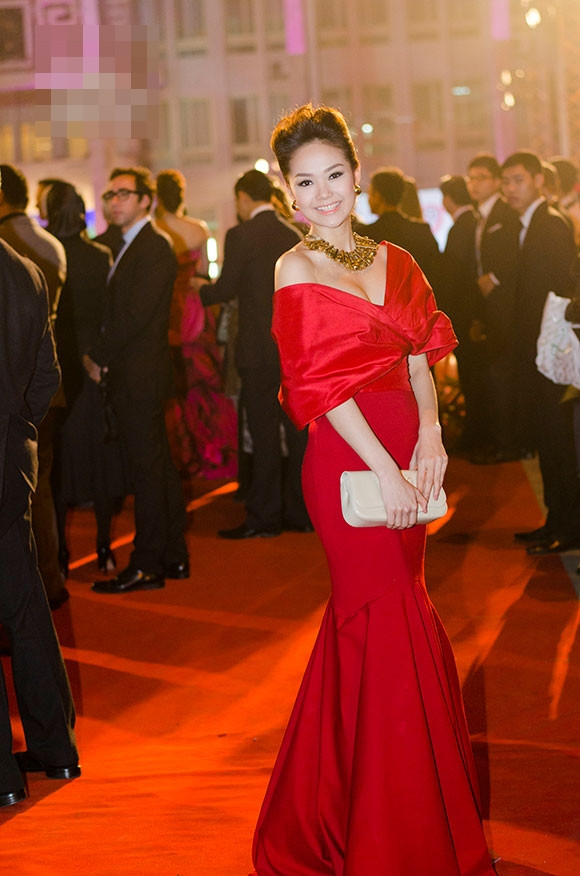 Khuyên tai và vòng cổ tone màu vàng lấp lánh giúp cô thêm phần quý phái.