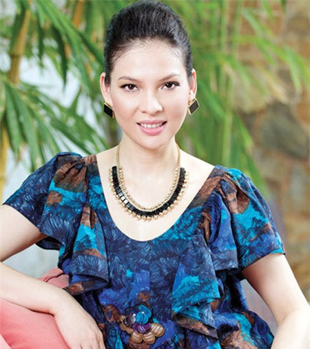 Đáng nói đến nhất trong số những quý bà "hồi xuân" trong showbiz phải kể đến vẻ đẹp trẻ mãi không già của người mẫu Thủy Hương. Dù đã ngoài 50 nhưng người phụ nữ 2 con này vẫn khiến các đấng mày râu phải nghiêng ngả vì vẻ đẹp mặn mà quý phái. Sau nhiều biến động của cuộc sống, Thủy Hương vẫn giữ được vẻ đẹp vốn có. Đáng nói đến nhất trong số những quý bà "hồi xuân" trong showbiz phải kể đến vẻ đẹp trẻ mãi không già của người mẫu Thủy Hương. Dù đã ngoài 50 nhưng người phụ nữ 2 con này vẫn khiến các đấng mày râu phải nghiêng ngả vì vẻ đẹp mặn mà quý phái. Sau nhiều biến động của cuộc sống, Thủy Hương vẫn giữ được vẻ đẹp vốn có.