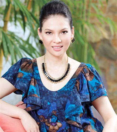 Đáng nói đến nhất trong số những quý bà "hồi xuân" trong showbiz phải kể đến vẻ đẹp trẻ mãi không già của người mẫu Thủy Hương. Dù đã ngoài 50 nhưng người phụ nữ 2 con này vẫn khiến các đấng mày râu phải nghiêng ngả vì vẻ đẹp mặn mà quý phái. Sau nhiều biến động của cuộc sống, Thủy Hương vẫn giữ được vẻ đẹp vốn có. Đáng nói đến nhất trong số những quý bà "hồi xuân" trong showbiz phải kể đến vẻ đẹp trẻ mãi không già của người mẫu Thủy Hương. Dù đã ngoài 50 nhưng người phụ nữ 2 con này vẫn khiến các đấng mày râu phải nghiêng ngả vì vẻ đẹp mặn mà quý phái. Sau nhiều biến động của cuộc sống, Thủy Hương vẫn giữ được vẻ đẹp vốn có.