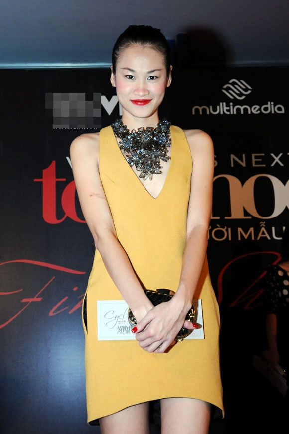 Thanh Trúc nhã nhặn với chiếc váy cổ chữ V khi xuất hiện trong đêm chung kết VNTM 2012. Chiếc vòng cổ to bản là điểm nhấn ấn tượng, nổi bật trên tone vàng của chiếc váy.