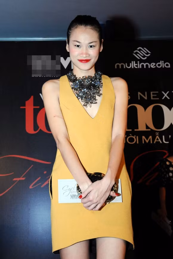 Thanh Trúc nhã nhặn với chiếc váy cổ chữ V khi xuất hiện trong đêm chung kết VNTM 2012. Chiếc vòng cổ to bản là điểm nhấn ấn tượng, nổi bật trên tone vàng của chiếc váy.