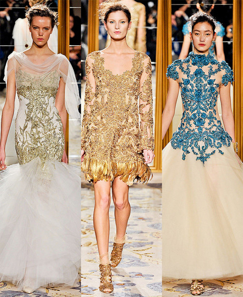 Các mẫu váy của thương hiệu Marchesa thường rất điệu đà và diêm dúa, thích hợp cho những buổi tiệc quan trọng. Các mẫu váy của thương hiệu Marchesa thường rất điệu đà và diêm dúa, thích hợp cho những buổi tiệc quan trọng.