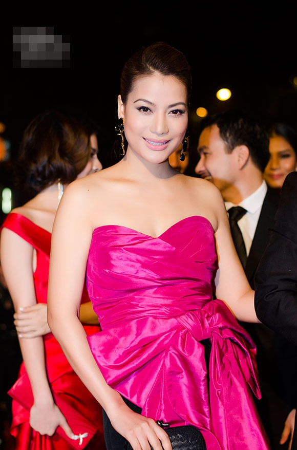 Trương Ngọc Ánh cũng không kém cạnh về nhan sắc với tone hồng và bờ vai đầy đặn.