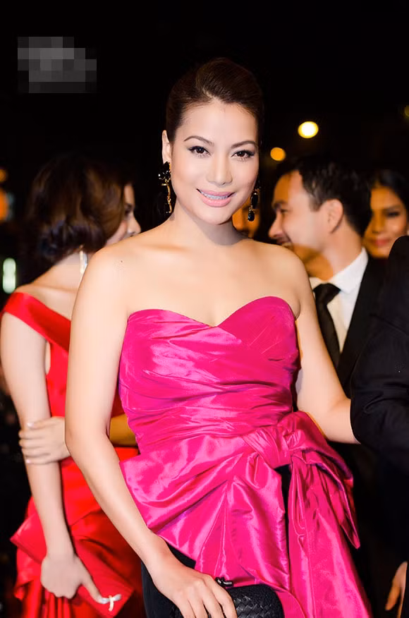 Trương Ngọc Ánh cũng không kém cạnh về nhan sắc với tone hồng và bờ vai đầy đặn.