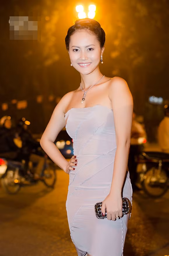 Đỗ Hải Yến tạo dáng trước ống kính