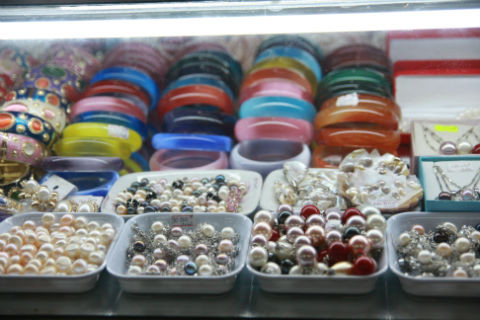 Trang sức giá rẻ hay trang sức có nguồn gốc từ Trung Quốc có chứa nhiều chất độc hại lại được bày bán khá công khai tại các chợ trên cả nước Trang sức giá rẻ hay trang sức có nguồn gốc từ Trung Quốc có chứa nhiều chất độc hại lại được bày bán khá công khai tại các chợ trên cả nước