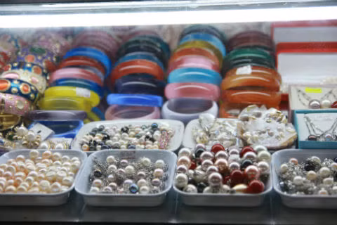 Trang sức giá rẻ hay trang sức có nguồn gốc từ Trung Quốc có chứa nhiều chất độc hại lại được bày bán khá công khai tại các chợ trên cả nước