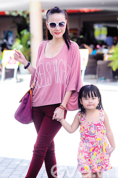 1. Skinny tông màu trầm Những chiếc quần tông màu nóng như đỏ, cam, hồng, không còn được các người đẹp yêu chuộng nhiều như trước mà thay vào đó là những tông mầu ấm áp hơn như xanh dương, đỏ, nâu. Đây cũng là những gam màu rất dễ phối kết hợp với các loại màu sắc khác nhau, hơn nữa chúng còn giúp cho đôi chân người mặc trông thon gọn hơn. 1. Skinny tông màu trầm Những chiếc quần tông màu nóng như đỏ, cam, hồng, không còn được các người đẹp yêu chuộng nhiều như trước mà thay vào đó là những tông mầu ấm áp hơn như xanh dương, đỏ, nâu. Đây cũng là những gam màu rất dễ phối kết hợp với các loại màu sắc khác nhau, hơn nữa chúng còn giúp cho đôi chân người mặc trông thon gọn hơn.