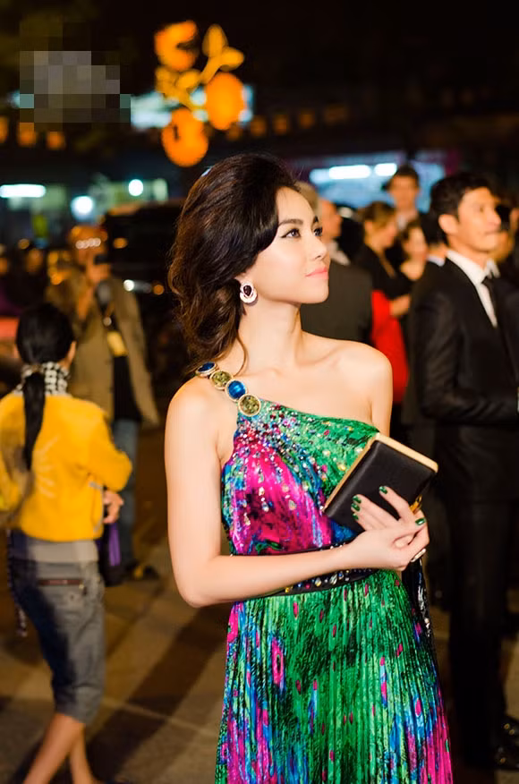 Đinh Ngọc Diệp như một chú công xinh đẹp với váy lệch vai nhiều màu sắc.