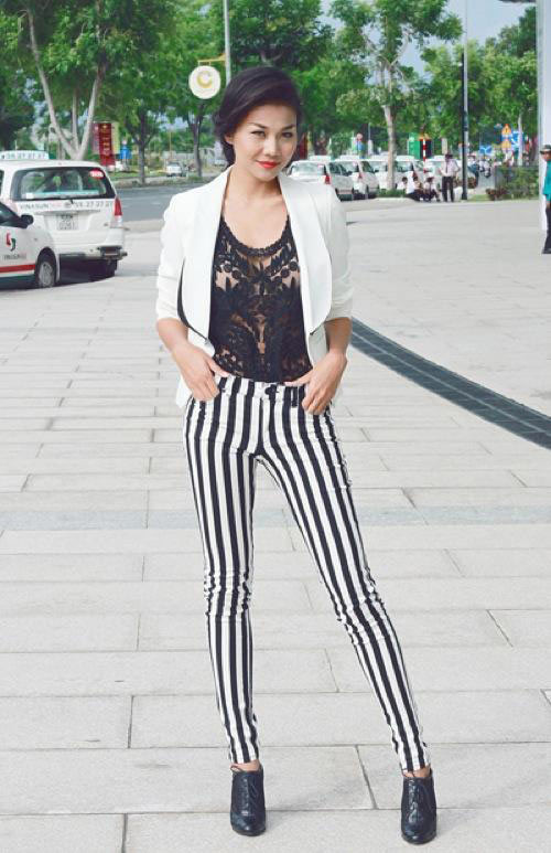 Còn Thanh Hằng lại thêm chút sexy cho chiếc quần trẻ trung bằng cách mix nó với áo ren đen xuyên thấu, mặc thêm ngoài blazer trắng Còn Thanh Hằng lại thêm chút sexy cho chiếc quần trẻ trung bằng cách mix nó với áo ren đen xuyên thấu, mặc thêm ngoài blazer trắng