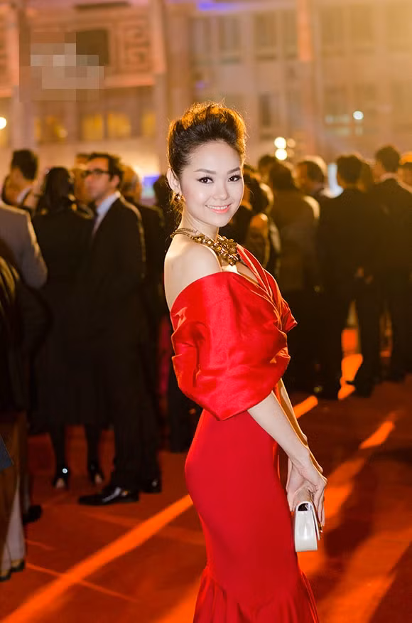 Minh Hằng kiêu sa trong chiếc váy đuôi cá, khoe bờ vai trắng mịn trên thảm đỏ của Liên hoan Phim quốc tế Việt Nam.