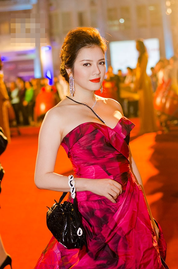 Người đẹp Lý Nhã Kỳ như một đóa hồng trong chiếc váy bồng bềnh, khéo khoe vòng một căng tròn. Thêm chiếc vòng cổ và đôi hoa tai dài cùng tone màu với nhau giúp bờ vai của cô đỡ "trống vắng".