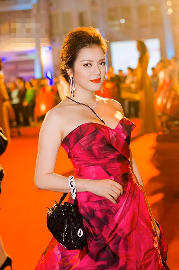 Người đẹp Lý Nhã Kỳ như một đóa hồng trong chiếc váy bồng bềnh, khéo khoe vòng một căng tròn. Thêm chiếc vòng cổ và đôi hoa tai dài cùng tone màu với nhau giúp bờ vai của cô đỡ "trống vắng".