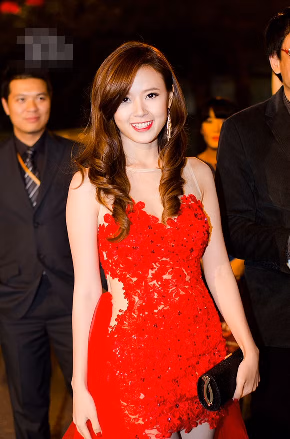 Hot girl Midu xuất hiện với tone đỏ nồng nàn trên xuống dưới, từ son môi đến chiếc váy ren, móng tay và đôi giày.