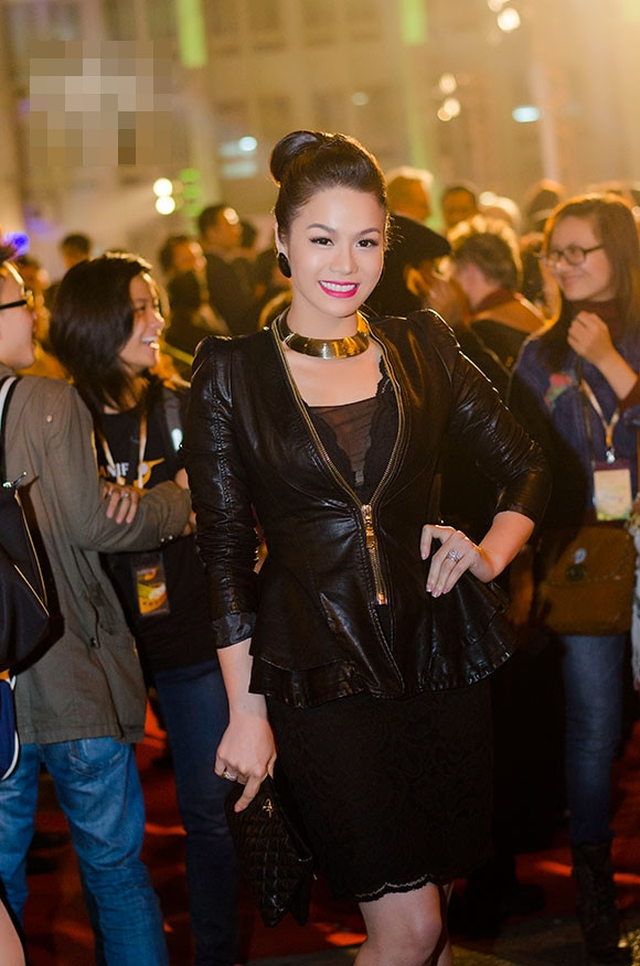 Nhật Kim Anh chọn trang sức đặc biệt kết hợp cùng bộ cánh tone đen.