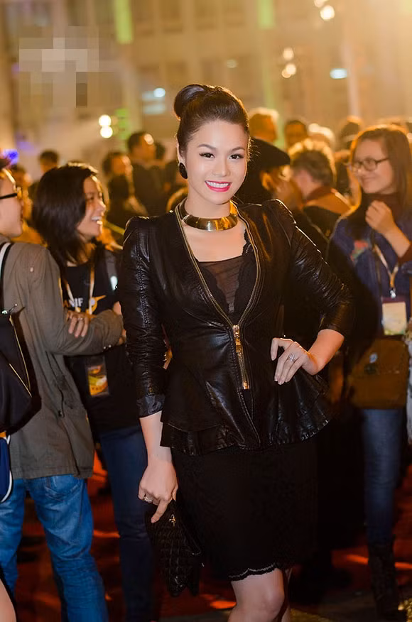 Nhật Kim Anh chọn trang sức đặc biệt kết hợp cùng bộ cánh tone đen.