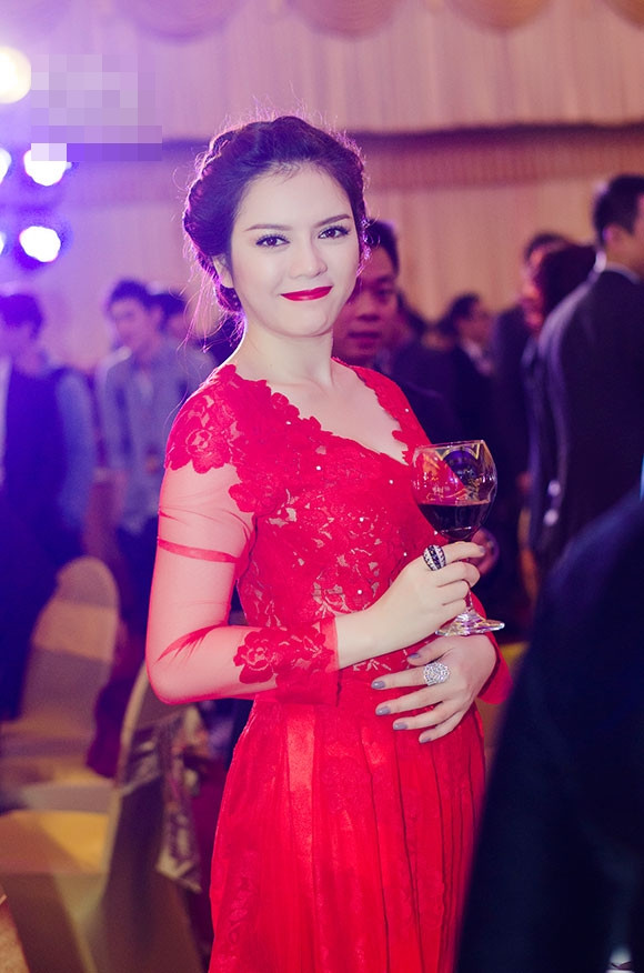 Lý Nhã Kỳ tiếp tục biến hóa với chiếc váy ren xẻ ngực vừa phải.