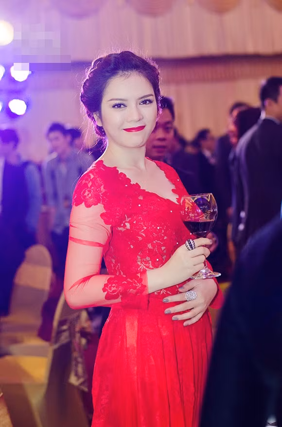 Lý Nhã Kỳ tiếp tục biến hóa với chiếc váy ren xẻ ngực vừa phải.