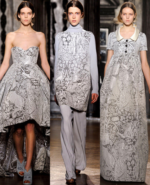 Nền hoa văn màu tối của trang phục thuộc thương hiệu Giles hợp với bạn gái yêu thích vẻ ngoài dịu dàng. Nền hoa văn màu tối của trang phục thuộc thương hiệu Giles hợp với bạn gái yêu thích vẻ ngoài dịu dàng.