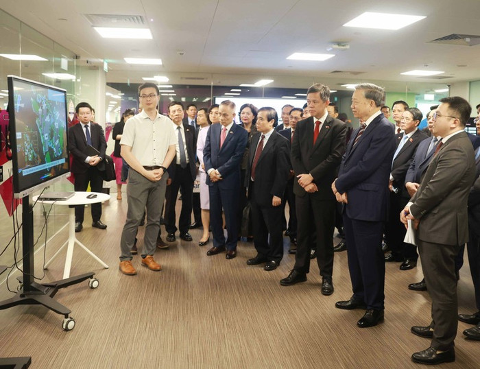 Tổng Bí thư Tô Lâm thăm Trung tâm Công nghệ - Đại học Quốc gia Singapore. (Ảnh TTXVN) Tổng Bí thư Tô Lâm thăm Trung tâm Công nghệ - Đại học Quốc gia Singapore. (Ảnh TTXVN)