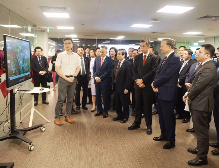 Tổng Bí thư Tô Lâm thăm Trung tâm Công nghệ - Đại học Quốc gia Singapore. (Ảnh TTXVN)