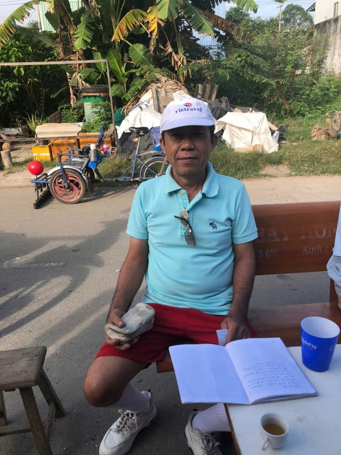 Chú Đức vui vẻ nói chuyện với những người bạn khi có dịp ghé qua. Chú Đức vui vẻ nói chuyện với những người bạn khi có dịp ghé qua.