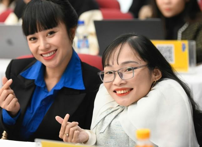 Nguyễn Thị Ngọc Tâm (bên phải) tham gia sự kiện công bố giải thưởng “Bền Đam Mê”. Nguyễn Thị Ngọc Tâm (bên phải) tham gia sự kiện công bố giải thưởng “Bền Đam Mê”.