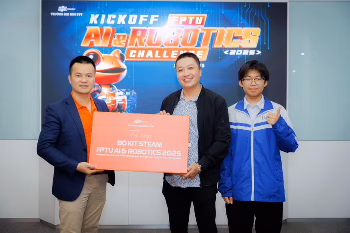 Ông Nguyễn Hùng Quân đại diện Trường Đại học FPT trao bộ Kit AI &amp; Robotics cho các trường trung học phổ thông tham gia cuộc thi.