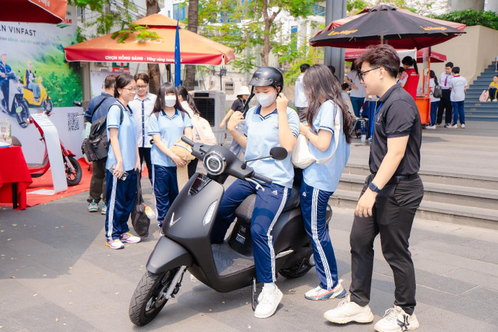 Học sinh trung học phổ thông được trải nghiệm lái xe điện Vinfast và có cơ hội trúng thưởng tại phần bốc thăm may mắn. anh2.jpg