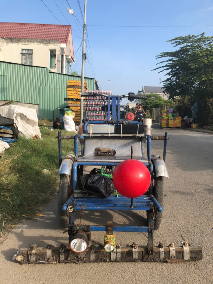Chiếc xích lô hút đinh, sắt nhọn tự chế đã theo chú Minh Đức 5 năm trên mỗi nẻo đường. xe1.png