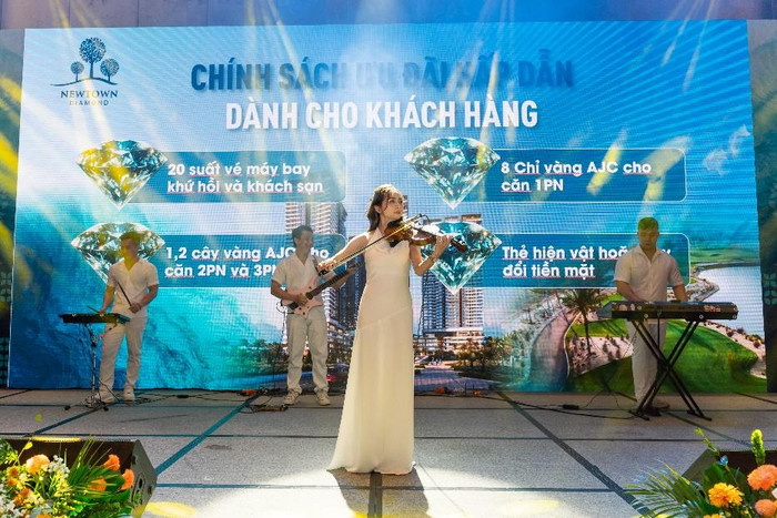 Khách hàng tham dự sự kiện được thưởng thức bữa tiệc âm thanh, ánh sáng.