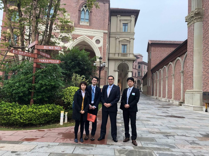 Ông Shigeo Nakamura - Chủ tịch Ajinomoto Fine-Techno Co., Inc., hiện là Chủ tịch kiêm Tổng giám đốc điều hành Tập đoàn Ajinomoto (thứ hai từ phải sang) và đội ngũ của ông. Ông Shigeo Nakamura - Chủ tịch Ajinomoto Fine-Techno Co., Inc., hiện là Chủ tịch kiêm Tổng giám đốc điều hành Tập đoàn Ajinomoto (thứ hai từ phải sang) và đội ngũ của ông.