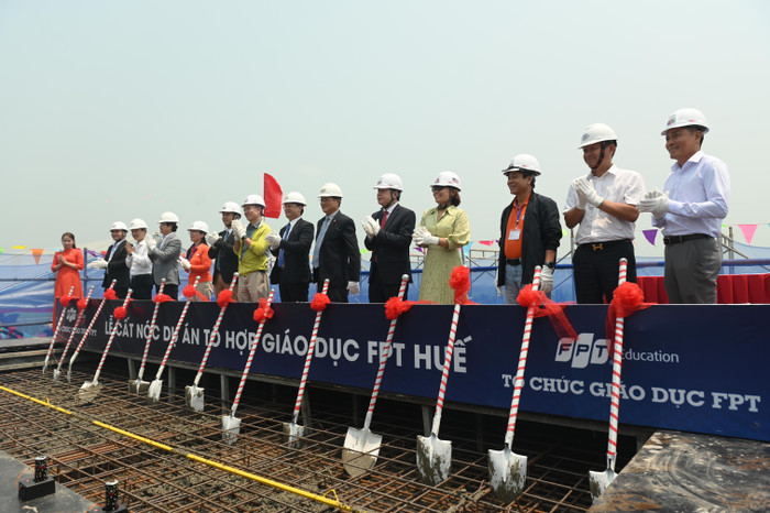 Anh 2_Cat noc To hop giao duc FPT tai Hue.JPG