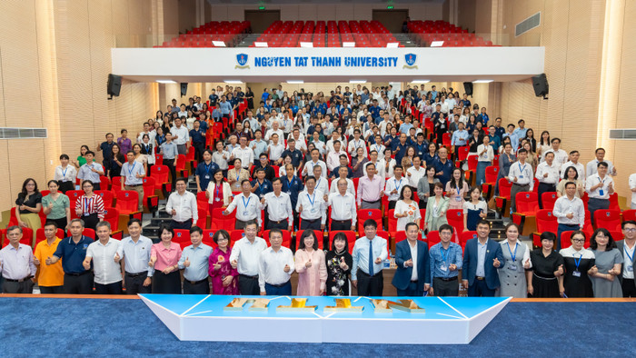 Hơn 200 đại biểu là chuyên gia, nhà khoa học, nhà quản lý giáo dục tham dự hội thảo khoa học quốc gia tại Trường Đại học Nguyễn Tất Thành. Hình 6 (2).jpg