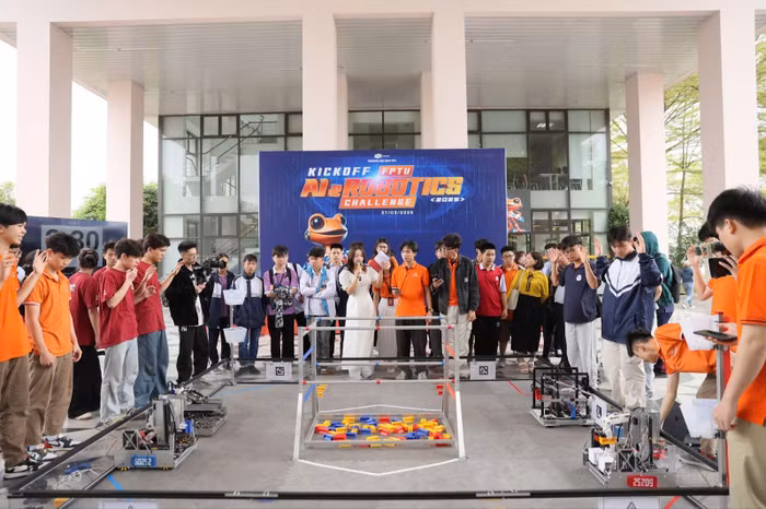 3 đội tuyển thuộc các trường THPT trình diễn Robotics tại lễ khởi động cuộc thi.