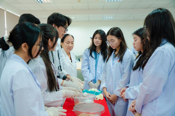 Học sinh trải nghiệm ngành nghề tại khoa Dược HIU. anh3.jpg