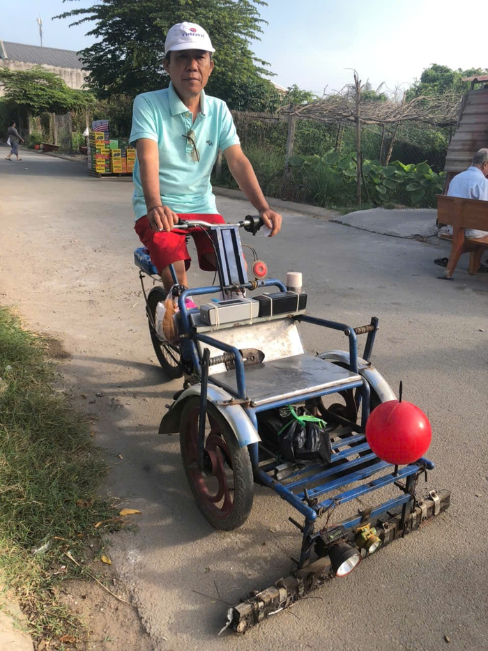 Chú Minh Đức bên chiếc xe xích lô tự chế của mình. nmd2.png