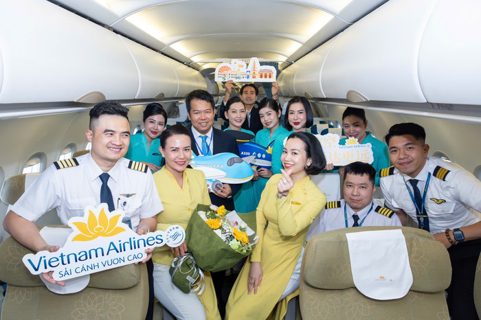 Vietnam Airlines tổ chức tặng hoa chào đón phi hành đoàn và tặng quà lưu niệm cho toàn bộ hành khách trên chuyến bay đặc biệt. 3.jpg
