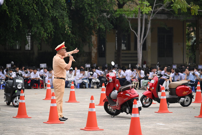 Các em học sinh lắng nghe những chia sẻ về giao thông an toàn từ cảnh sát giao thông. A1 (57).jpg