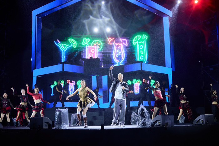 Màn trình diễn được mong đợi nhất của nghệ sĩ Big Daddy khiến quảng trường bùng nổ.