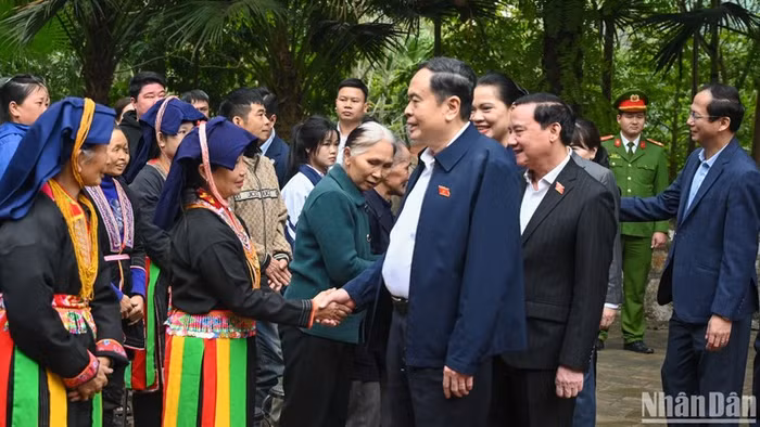 Chủ tịch Quốc hội Trần Thanh Mẫn thăm, tặng quà các gia đình chính sách, hộ khó khăn của xã Trung Yên, huyện Sơn Dương, tỉnh Tuyên Quang. (Ảnh: Duy Linh)
