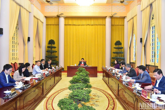 Chủ tịch nước Lương Cường làm việc với Văn phòng Chủ tịch nước và các đơn vị liên quan về một số nhiệm vụ trọng tâm. Chủ tịch nước Lương Cường làm việc với Văn phòng Chủ tịch nước và các đơn vị liên quan về một số nhiệm vụ trọng tâm.